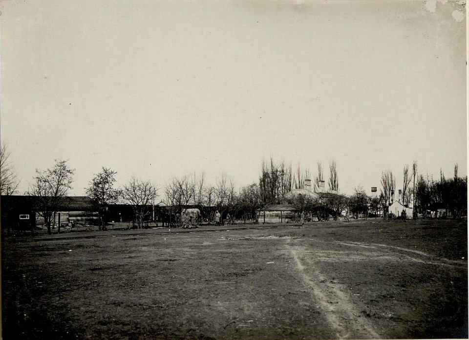Ansicht des von den Russen niedergebrannten Bahnhofes Luck. Aufgenommen am 24. November 1915. (BildID 15540902)