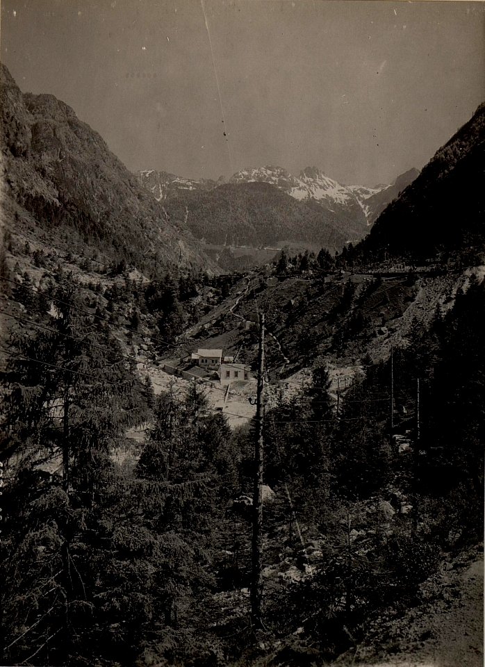 Ansicht des Elektrizitäts Werkes UNTERBRETH mit abgehender Hochspannungsleitung nach der Flitscher Klause. Aufgenommen am 19. Mai 1916. (BildID 15475720)
