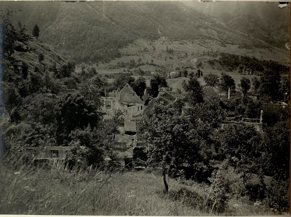 Ansicht der zerstörten Ortschaft KERSCHOVEC. Aufgenommen am 4. Juni 1916. (BildID 15478885)