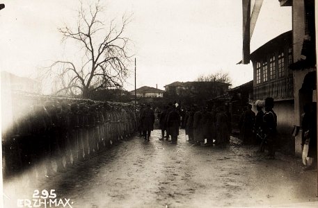 Ansprache an die Truppen, Tirana. (BildID 15573526) photo