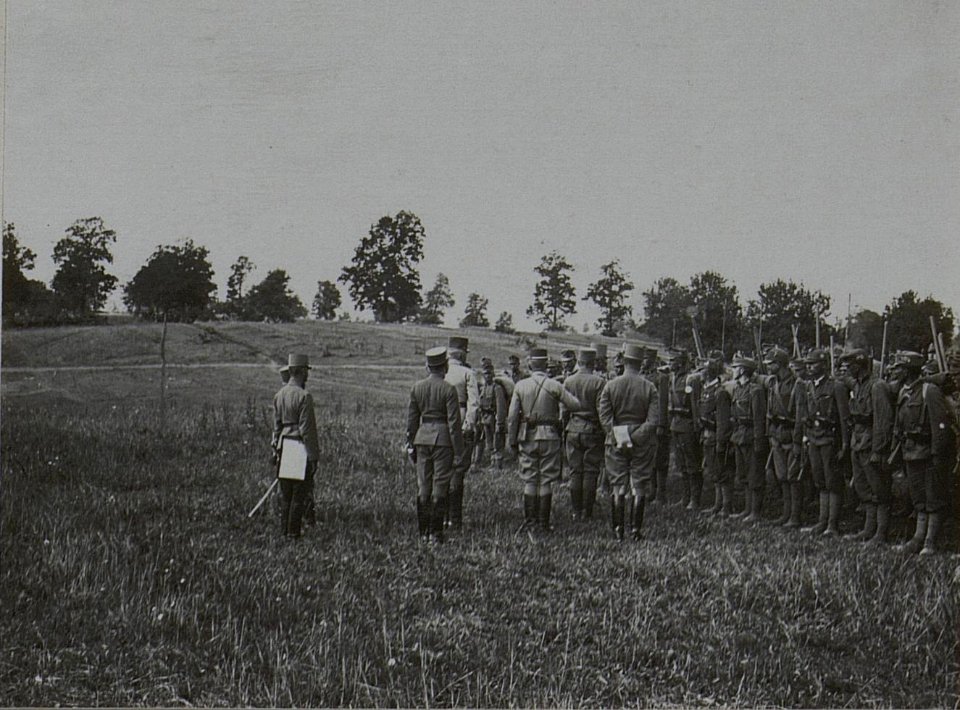 Ansprache des Korpskommandanten Generaloberst Tersztyanszky an die Mannschaft des Landwehrinfanterieregimentes 24 (BildID 15456402)