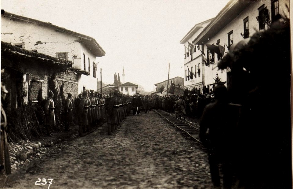 Ansprache an die Notabeln in Kavaja. (BildID 15571484) photo