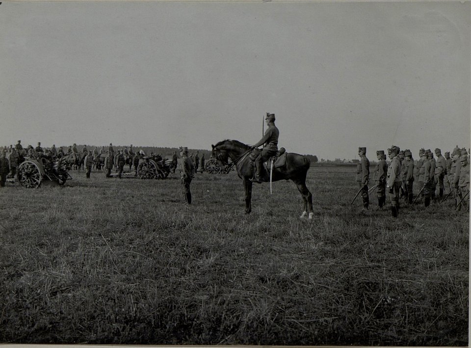 Ansprache des Divisionärs Generalmajor Adolf von Boog an die dritte Batterie des Feldhaubitzenregimentes 25 (BildID 15445900)