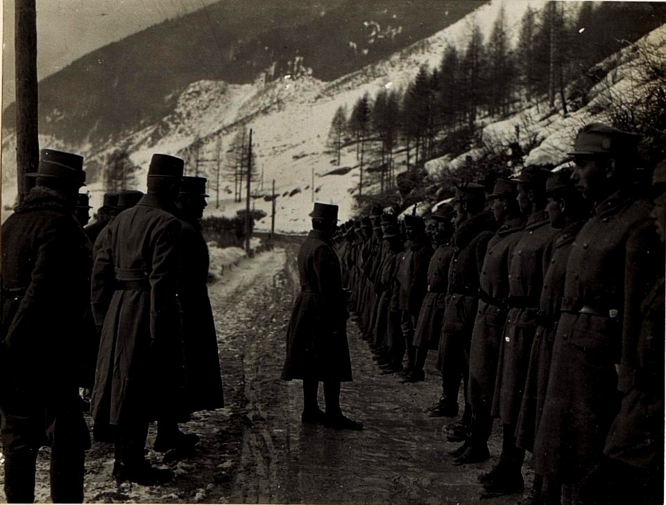 Ansprache an Truppen der 90. Infanterietruppendivision auf der Straße Vigo - Moena. (BildID 15584179)