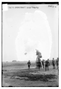 Anti - Aircraft gun firing LCCN2014701651