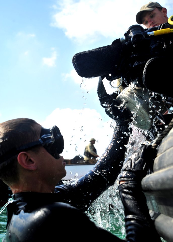 Anti-terrorism force protection dive 130130-N-RE144-147