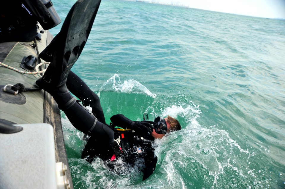 Anti-terrorism force protection dive 130130-N-RE144-064