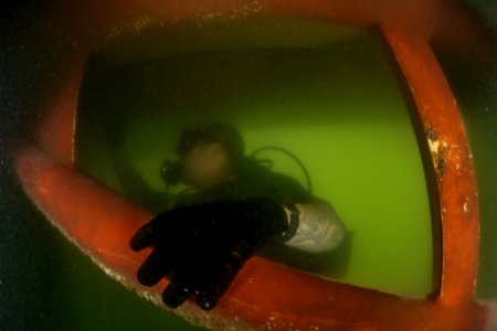 Anti-terrorism force protection dive 130529-N-OM642-019