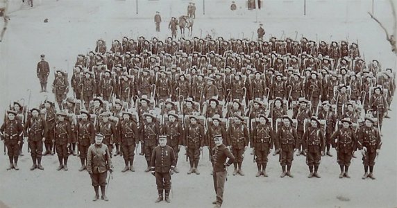 Antibes, Bataillon 7 Chasseurs Alpins (J David, 1902) - détail