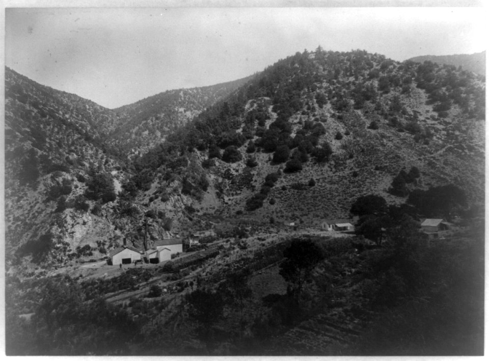 Antimony mines and buildings, Kern County, Calif., about forty miles from Bakersfield LCCN95520005
