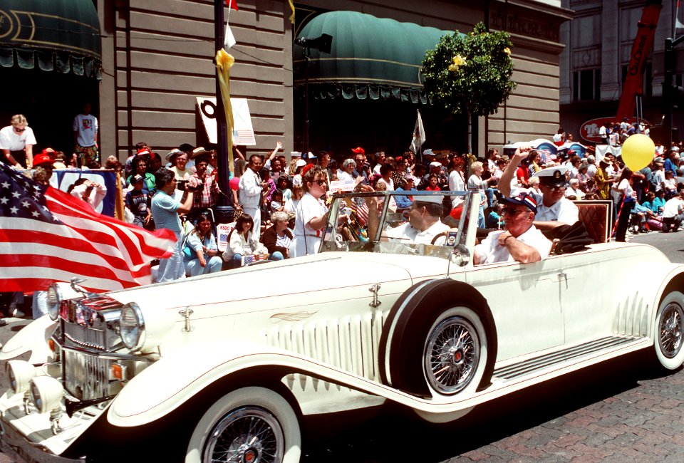 Antique automobile San Diego Salutes the Troops