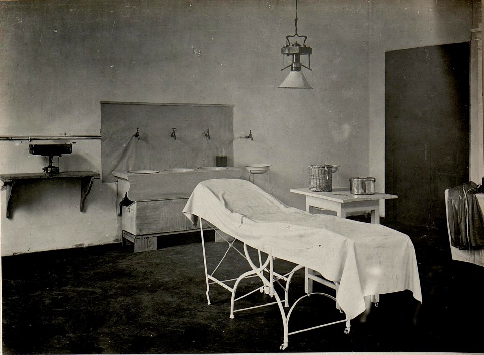 Antiseptische Operationszimmer. Aufgenommen am 12.V.1916. TLUMACZ. (BildID 15537458)