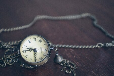 Chain clock decoration