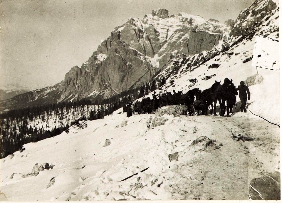Antransport von Munition auf den Valparola - Sattel, 28.9.1915. (BildID 15582464)