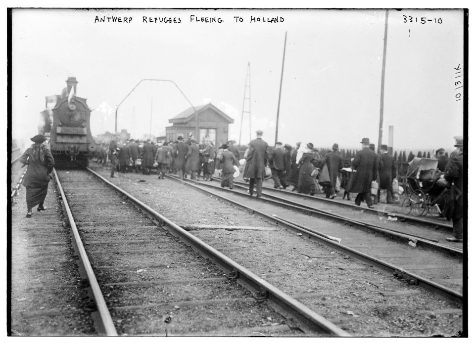 Antwerp refugees fleeing to Holland LCCN2014703585