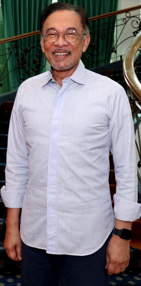 Anwar Ibrahim (half-cropped)