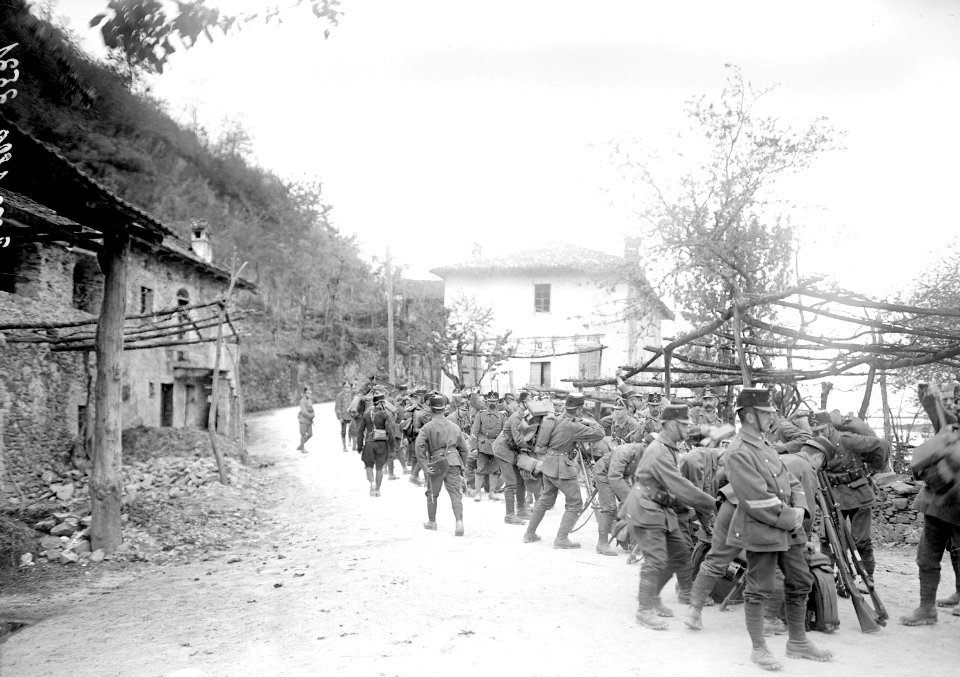 Anziehen der Rucksäcke in Ponte - CH-BAR - 3239510
