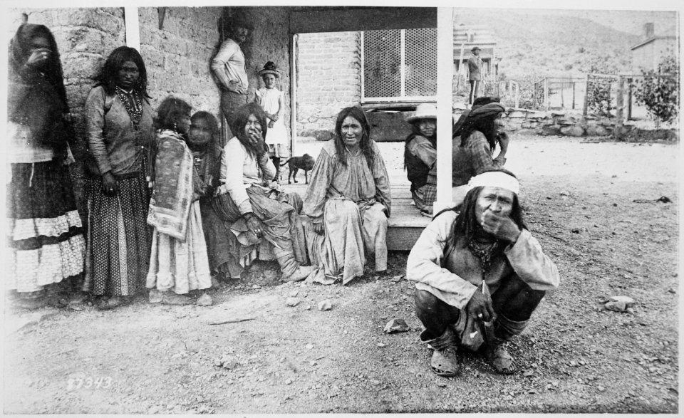 Apache prisoners at Fort Bowie, Arizona, 1884 - NARA - 530907