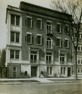 Apartment building, 3118 Sheridan Road, Chicago, early 20th century (NBY 647)
