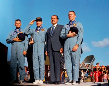 Apollo 13 crew with Nixon (S70-15526)