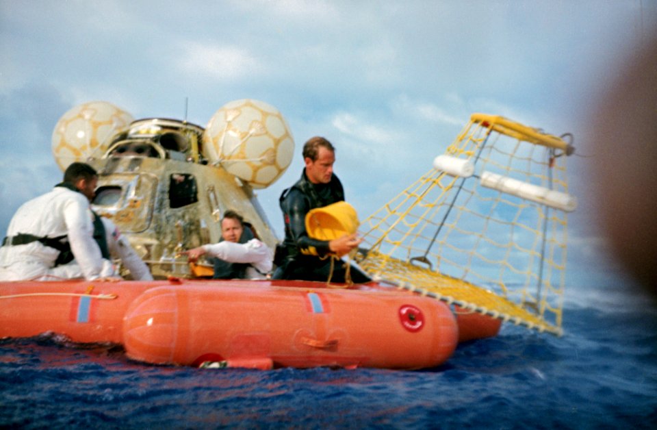 Apollo 13 recovery (S70-35631)