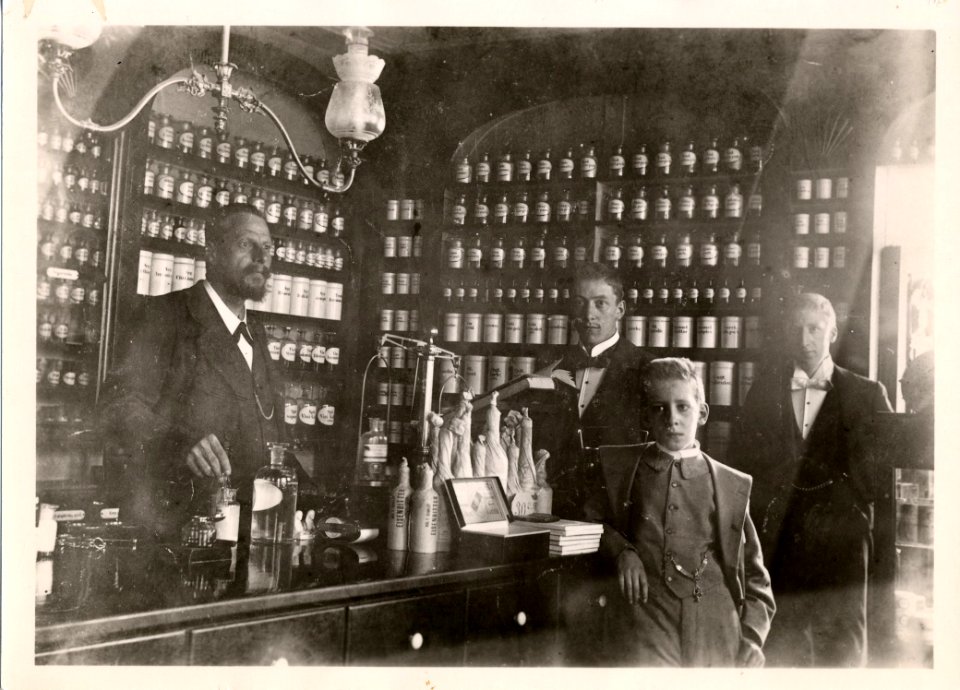 Apotheker Eduard Gamper mit seinen drei Söhnen