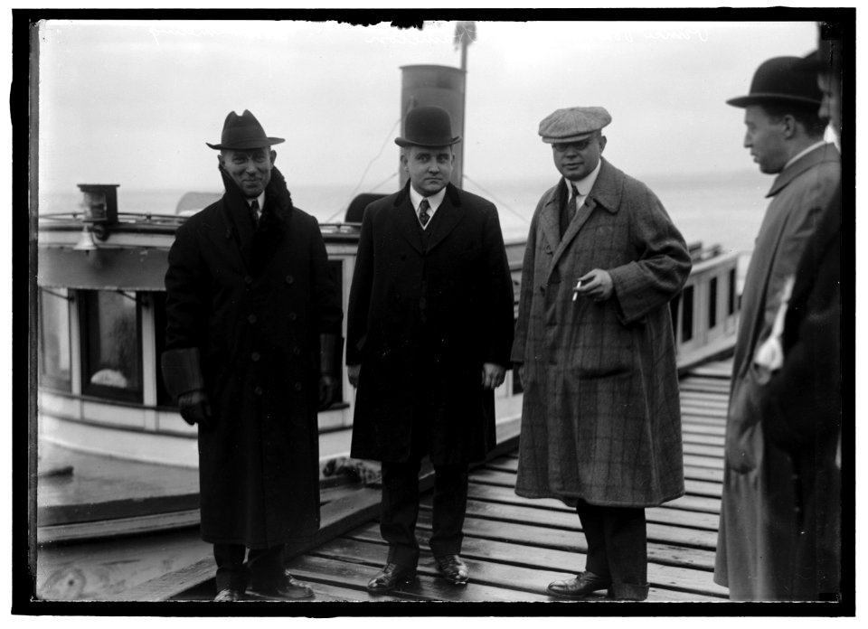 APPAM, H.M.S. BRITISH SHIP CAPTURED BY GERMANS, INTERNED IN U.S. SCENE AT NEWPORT NEWS, VA. WHEN APPAM WAS RUN INTO PORT BY GERMANS- VON SCHILLING VICE COUNSUL OF NEWPORT NEWS; COLLECTOR OF LCCN2016866390