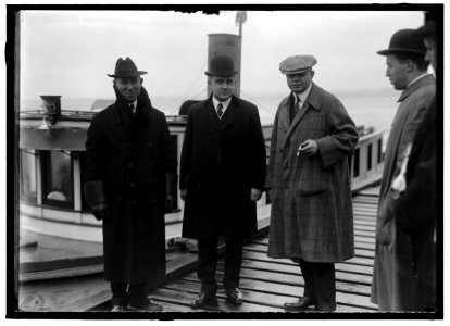 APPAM, H.M.S. BRITISH SHIP CAPTURED BY GERMANS, INTERNED IN U.S. SCENE AT NEWPORT NEWS, VA. WHEN APPAM WAS RUN INTO PORT BY GERMANS- VON SCHILLING VICE COUNSUL OF NEWPORT NEWS; COLLECTOR OF LCCN2016866390