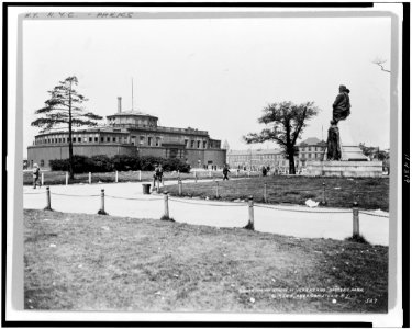 Aquarium and statue of Verrazzano, Battery Park LCCN95508789
