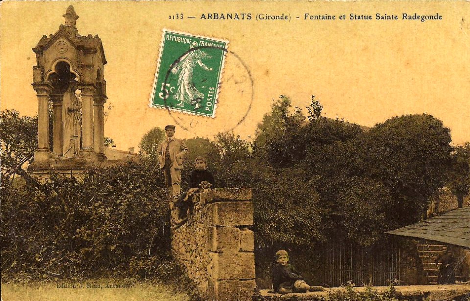 Arbanats - Fontaine et statue Sainte-Radegonde