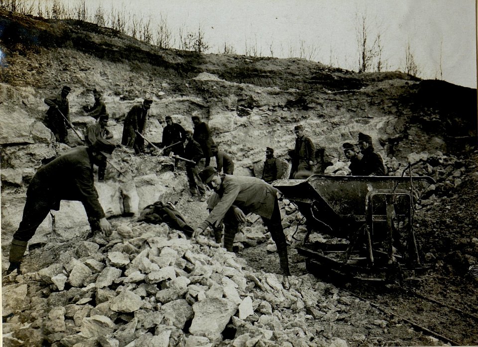 Arbeiten im Steinbruch bei Demnia. (BildID 15527870)