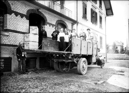 ArbeiterInnen mit Gasmasken und Stahlhelm - CH-BAR - 3241279
