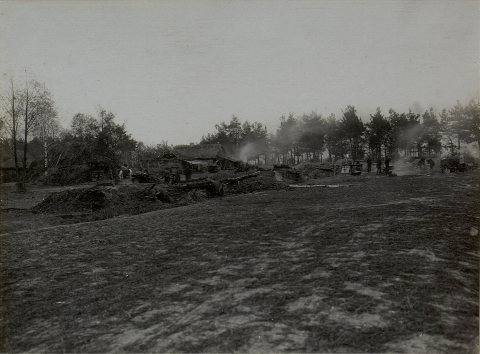 Arbeiter Abteilung 150, Erdwohnungen in Palcza, aufgenommen am 19. November 1915 (BildID 15455800)