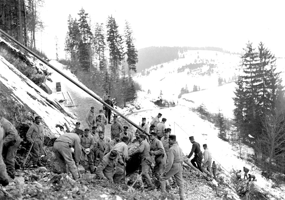 Arbeitsgruppen an Strassenkorrektur Pierre - Perluis - CH-BAR - 3238075