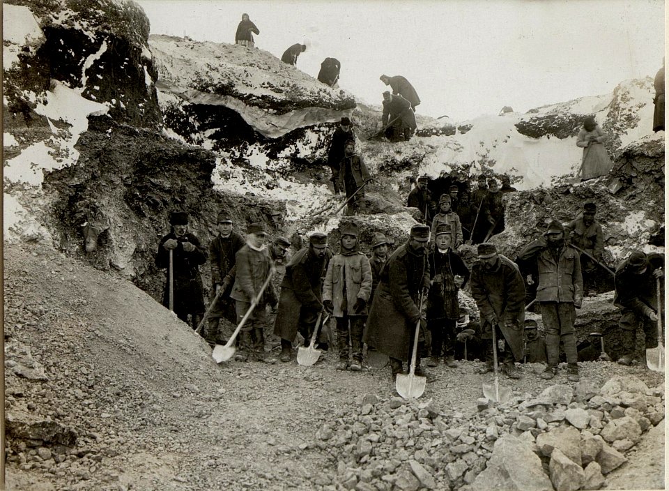 Arbeiter im Steinbruch bei Hodow, aufgenommen am 11.1.1917 (BildID 15543374)