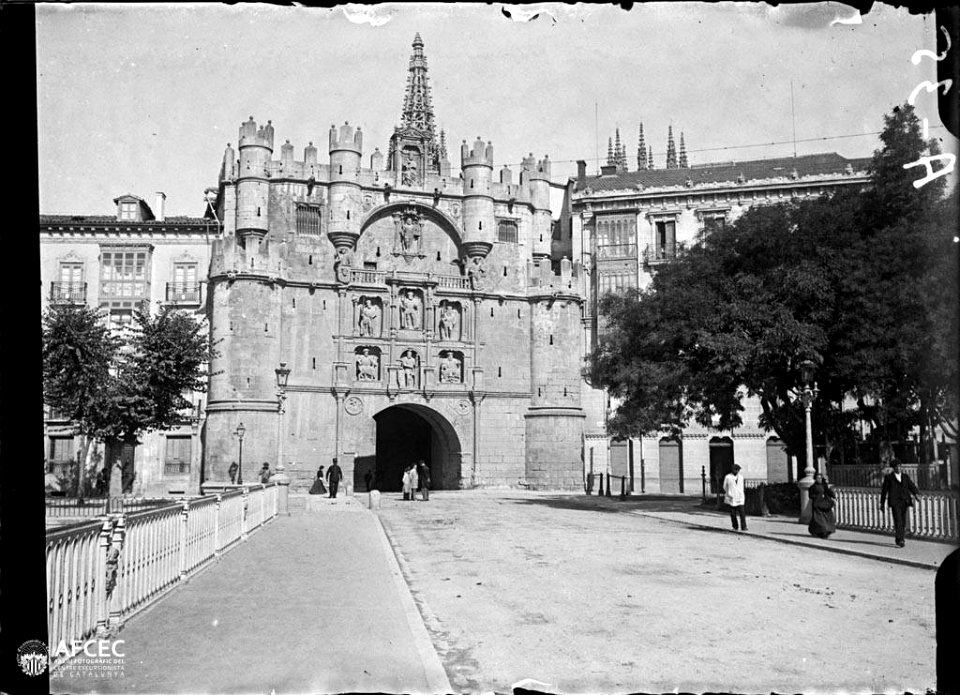 Arc de Santa Maria, portal d'entrada a la ciutat de Burgos, amb gent passejant
