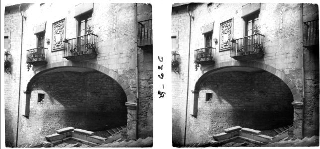 Arc de la façana principal d ' una casa de Girona