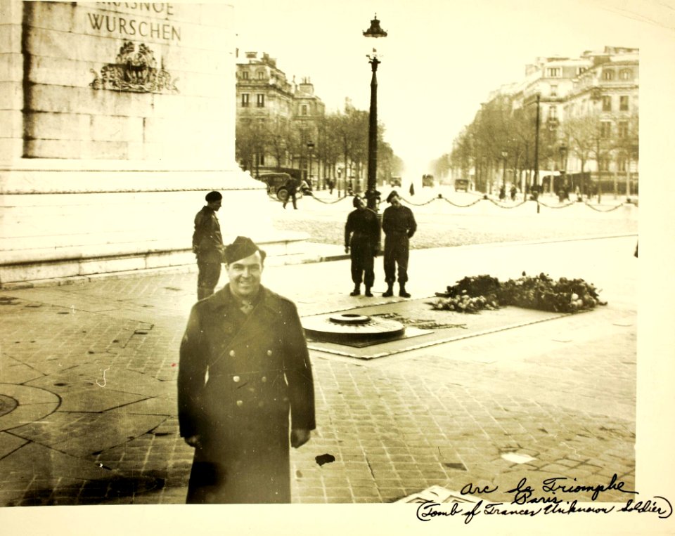 Arc de Triomphe de l'Étoile, Paris ca. 1941-1945