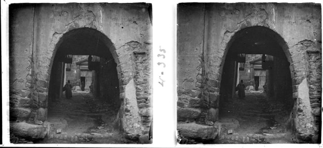 Arc i entrada de l'església de Claravalls