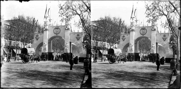 Arc decoratiu al passeig de Gràcia per celebrar l'arribada d'Alfons XIII