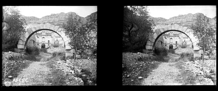 Arcada de la Cartoixa de Santa Maria d'Escaladei i façana al fons