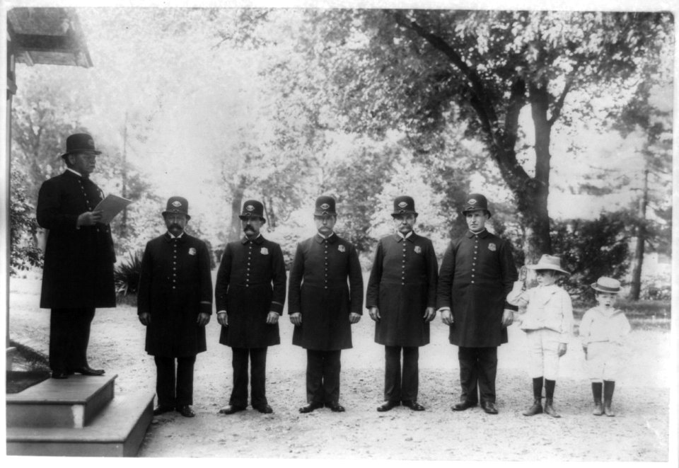 Archie and Quentin Roosevelt with White House policemen LCCN2001703910