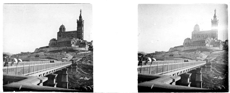 Basílica de Notre-Dame de la Garde amb un pont amb gent i primer terme (AFCEC MORELLO X 029)