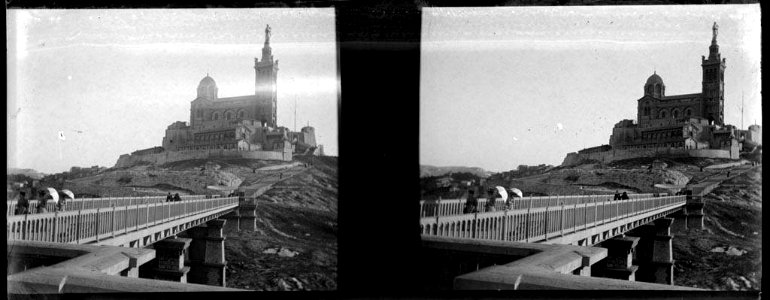 Basílica de Notre-Dame de la Garde amb un pont amb gent i primer terme