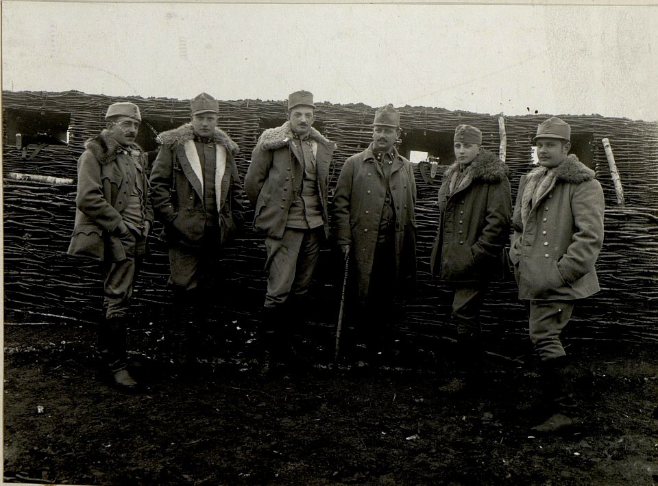 Bataillonskommandant in Besprechung mit seinen Kompagnee Kommandanten in der vordersten Kampfstellung. Aufgenommen am 26.III.1916. Infanterie Regiment Nro.78. (BildID 15536485)