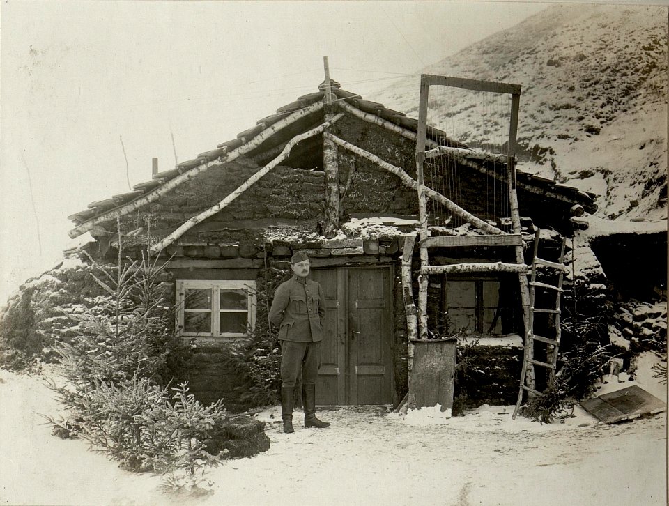 Bataillonskommando des vierten bosnisch herzegowonischen Infanterieregiments 1 Meierhof bei Koniuchy, 9.Jänner 1917 (BildID 15542961)