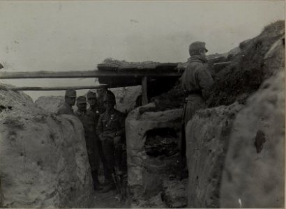 Bataillonskommando des Infanterieregiments 21, in der Stellung südlich Stawok, aufgenommen am 20. Oktober 1915 (BildID 15455849)