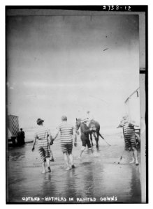 Bathers in rented gowns, Ostend LCCN2014693365