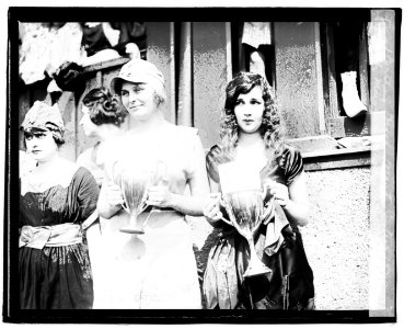 Bathing beach beauty contest, 1920, Eliz. Margaret Williams, Eliz. Roache LCCN2016828401
