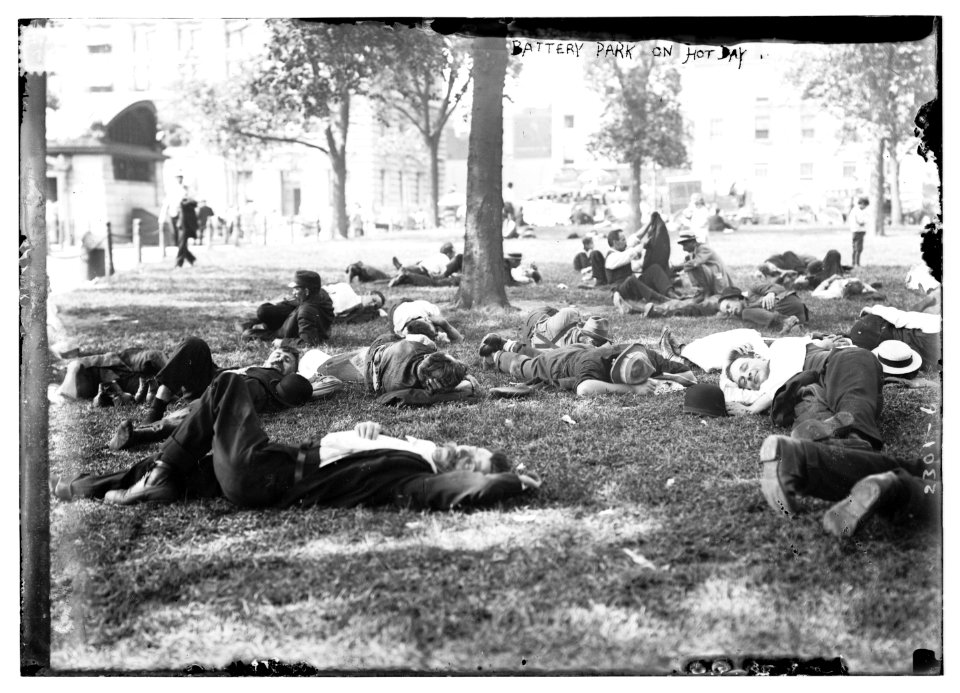 Battery Park on hot day LCCN2014689801
